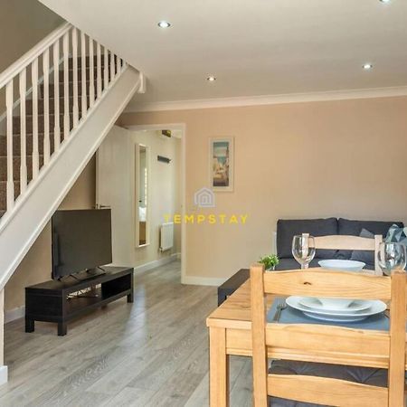 Cosy 2 Bed & Free Parking. Near Heathrow/Pinewood Villa Slough Eksteriør billede