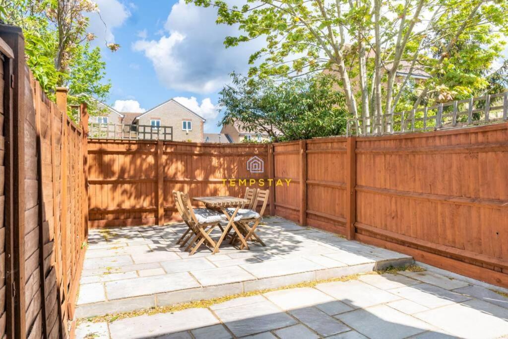 Cosy 2 Bed & Free Parking. Near Heathrow/Pinewood Villa Slough Eksteriør billede