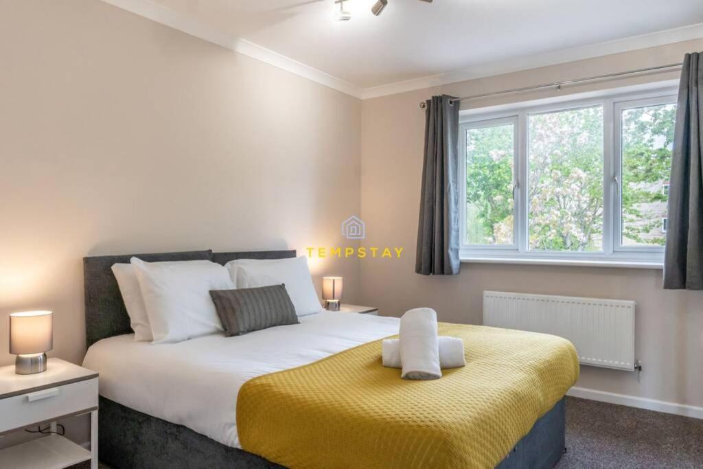 Cosy 2 Bed & Free Parking. Near Heathrow/Pinewood Villa Slough Eksteriør billede