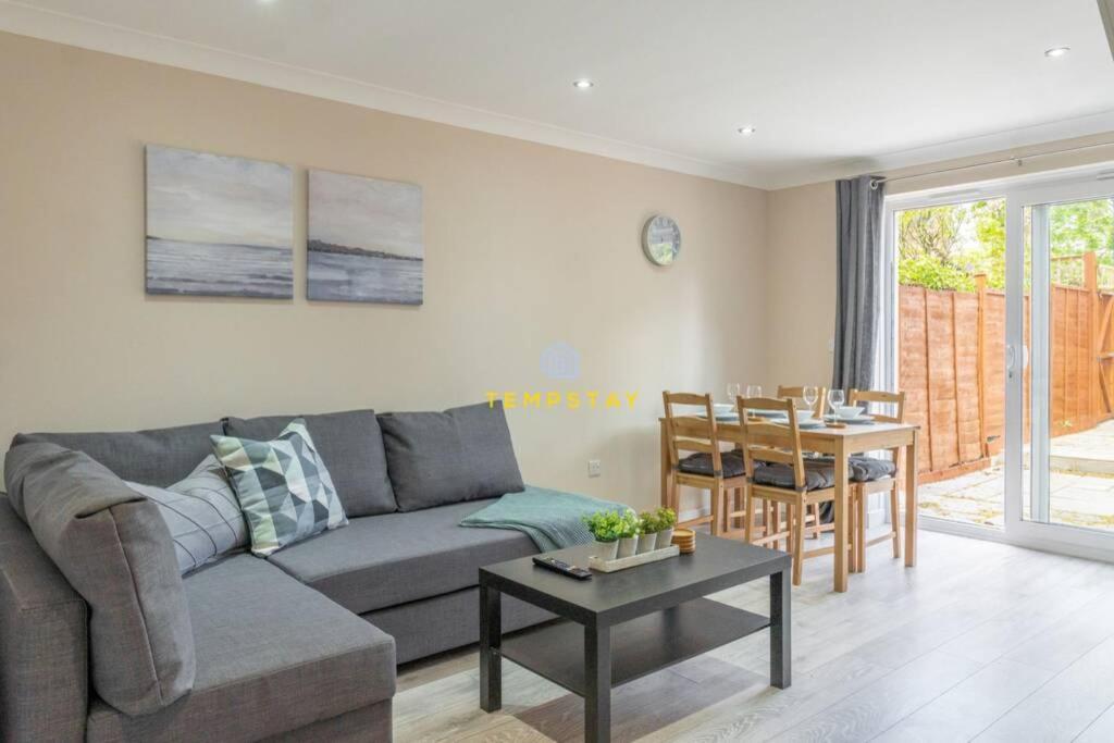 Cosy 2 Bed & Free Parking. Near Heathrow/Pinewood Villa Slough Eksteriør billede