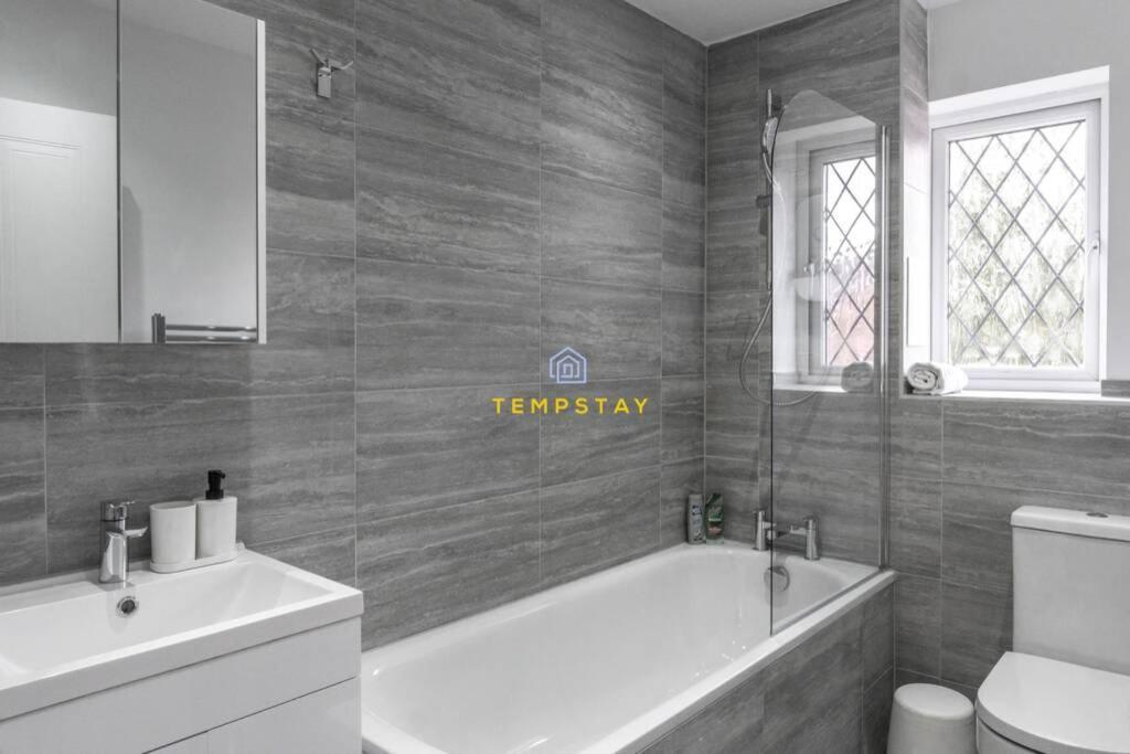 Cosy 2 Bed & Free Parking. Near Heathrow/Pinewood Villa Slough Eksteriør billede